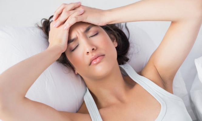 Πονοκέφαλος όταν ξυπνάτε: Οι πιθανές αιτίες